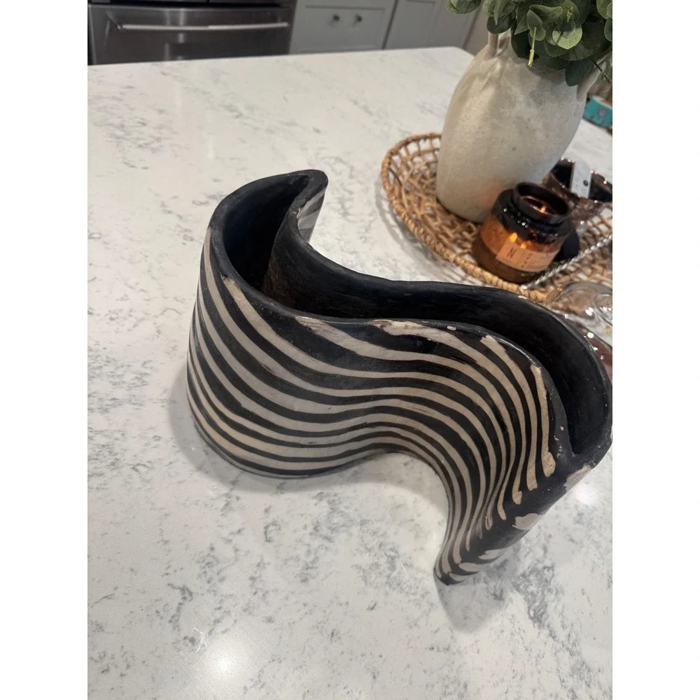Handmade Honduras Ceramic Wavy Zebra Stripe Vase Black White Sculptural Art 5P80